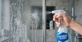 O vidro do box está cheio de marcas de água? Este truque caseiro pode facilitar a limpeza