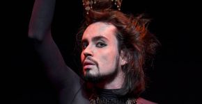 Johnny Hooker critica censura a foto dele beijando Liniker