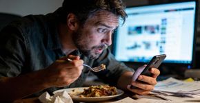 O que significa a pressa ao comer? Um sinal de alerta para o estresse e a fome emocional