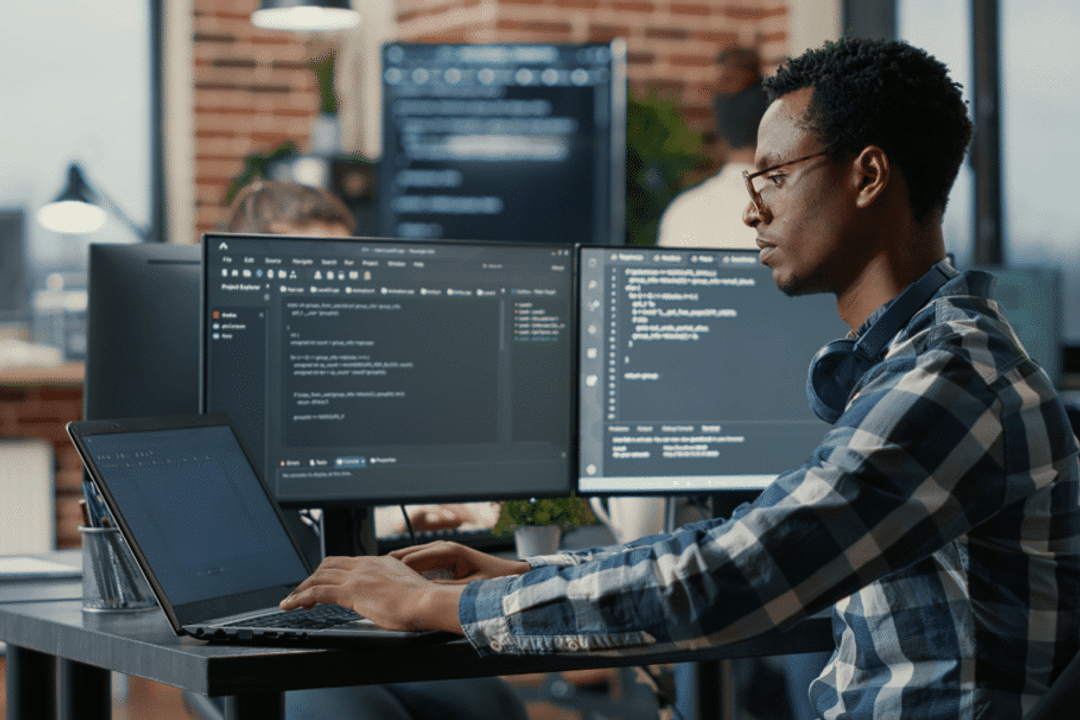 O futuro da colaboração entre homens e máquinas será determinado pelo discernimento e pela liderança ética humana (Imagem: DC Studio | Shutterstock)