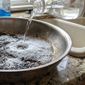 Da redação: Não esfregue a panela queimada com força, coloque só 2 colheres deste pó e ela fica limpa em 10 minutos