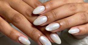Mulheres elegantes estão trocando o glitter comum por estas unhas peroladas maravilhosas