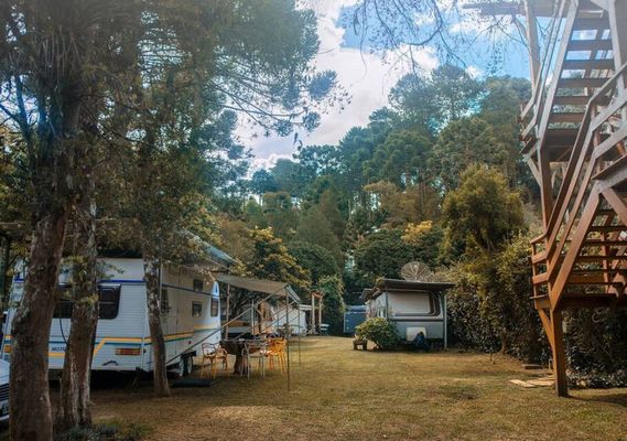 Se sua ideia de férias perfeitas inclui ficar próximo a natureza sem abrir mão do conforto, esse trailer é para você