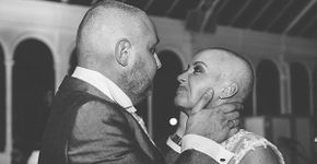Noiva raspa cabeça no casamento para homenagear noivo com câncer terminal