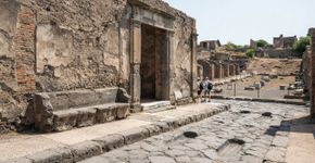 Arqueólogos encontraram um banco de espera de 2 mil anos em Pompeia e as paredes ao lado ainda guardavam rabiscos de quem ficou sentado ali