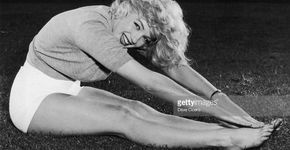 Série fotográfica mostra Marilyn Monroe praticando ioga