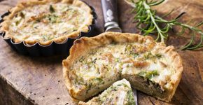 Quer um lanche da tarde mais proteico? Aprenda a preparar essa quiche de atum