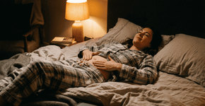 Confira a massagem na barriga antes de dormir que alivia o estufamento chato que incomoda depois do jantar pesado
