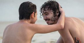 Carol Duarte, o Ivan, grava cenas sem camisa na praia