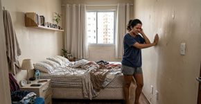 Moradora reforma o banheiro e só depois descobre que a nova tubulação provoca barulho dentro do quarto do apartamento vizinho