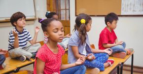 Mente sã, corpo são: Escolas brasileiras aderem à prática de ioga