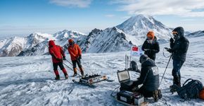 A mais de 5.000 metros de altitude e sob frio extremo, cientistas investigam pela primeira vez o gelo do Monte Ararat, montanha ligada à Arca de Noé, em busca de milhares de anos de história humana