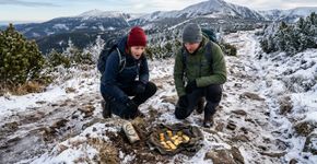 Dois homens viram uma lata de alumínio saindo da terra durante uma caminhada e encontraram quase 600 moedas de ouro
