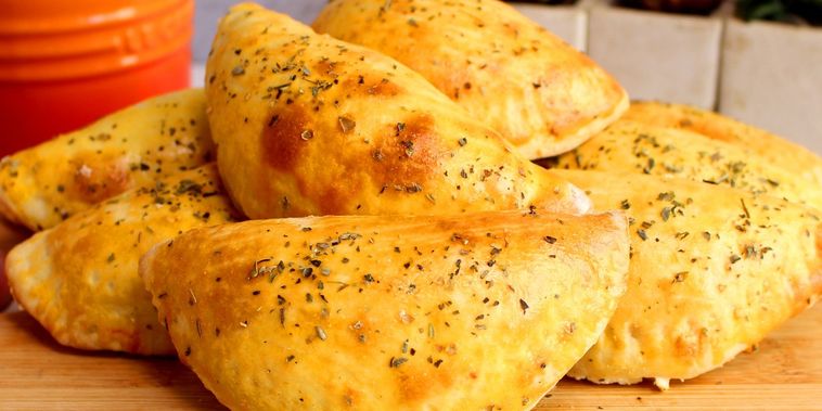 Featured main: Pastel de queijo de forno: massa douradinha e recheio que derrete a cada mordida