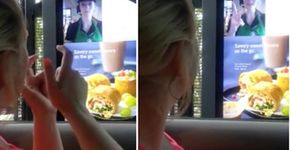 Mulher surda registra atendimento em língua de sinais em cafeteria; vídeo viraliza
