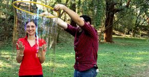 Aprenda a colocar uma pessoa dentro de uma bolha de sabão