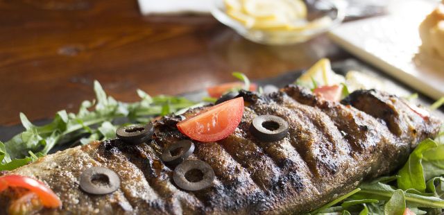 Filé de peixe assado com legumes