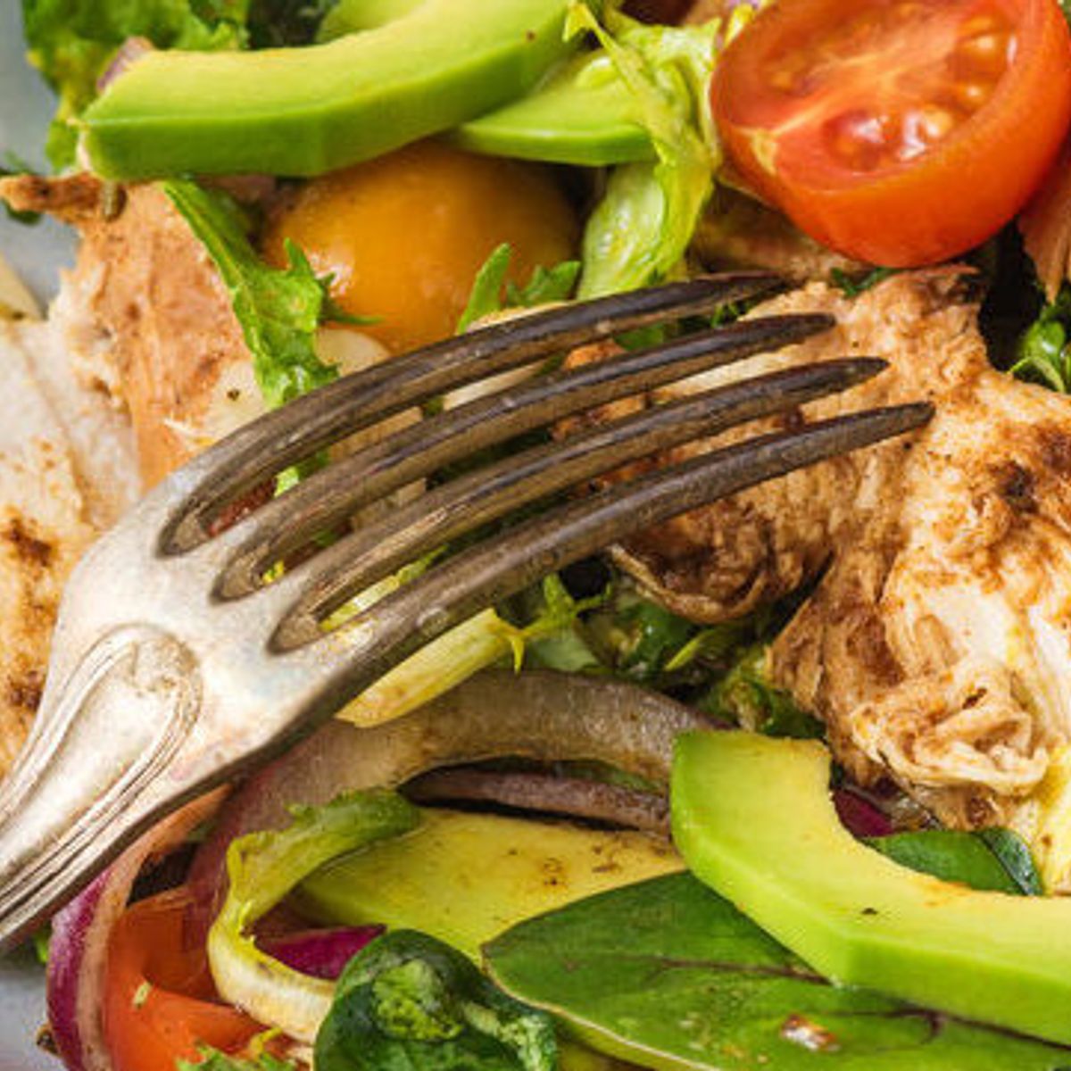 Salada de frango com avocado, uma opção fácil de fazer, refrescante e nutritiva
