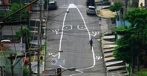 Muralista argentino desenha rato gigante em rua de São Paulo