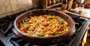 Os cozinheiros baianos concordam: “Para a moqueca ficar perfeita, é preciso refogar os temperos assim e adicionar o leite de coco apenas no final.”