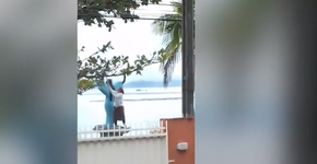 Câmera registra mulher destruindo estátua de Iemanjá na praia