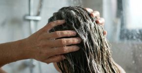 Passar shampoo em todo o comprimento do cabelo parece limpar melhor, mas dermatologistas dos Estados Unidos recomendam concentrá-lo no couro cabeludo: isso remove oleosidade e resíduos sem ressecar tanto os fios