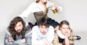 Atores ficam bêbados para encenar peça de Shakespeare