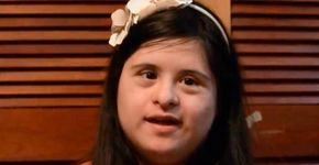 Jovem com síndrome de Down faz sucesso com a sua própria marca