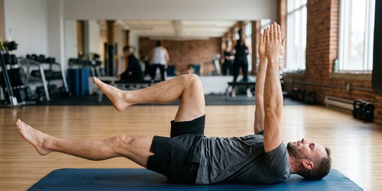 Featured main: O exercício dead bug treina o tronco sem fazer abdominais rápidos, mas só funciona bem quando a lombar permanece controlada durante o movimento