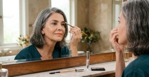 Os maquiadores concordam: “Para maquiar as sobrancelhas em peles maduras, o mais natural é utilizar sombras para os olhos.”