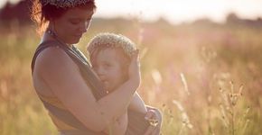 Em ensaio fotográfico, mães dizem o que sentem ao amamentar