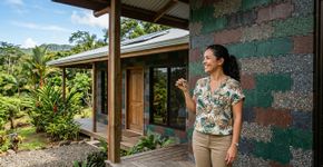 Mãe da Costa Rica economizou por 9 anos para comprar um terreno e teve a casa construída com 7 toneladas de plástico reciclado