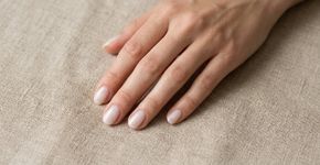 Unhas “milky” são a nova tendência: a manicure discreta que deixa as mãos elegantes mesmo em unhas curtas