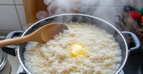 O arroz branco não se faz com água! São necessários caldo de galinha e manteiga, de acordo com cozinheiro especialista