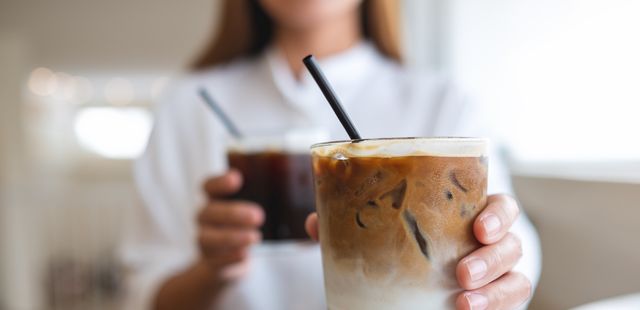 Veja como fazer café gelado cremoso perfeito para as manhãs quentes