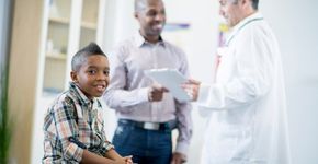 Lei permite que pais acompanhem filho ao médico uma vez por ano
