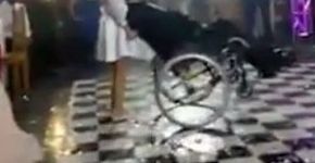 Noivo cadeirante faz coreografia e dança em seu casamento