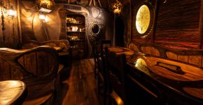 Taverna Medieval comemora 10 anos com duelo de hambúrgueres, drinks premiados e música medieval