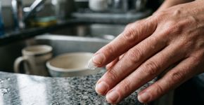 Sua unha descasca em camadas? O problema pode ser passar o dia molhando e secando as mãos, não falta de vitamina