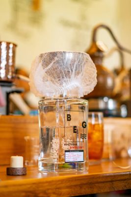 O BEG Experience dura cerca de 4 horas e transforma o visitante em uma espécie de mestre destilador por um dia. A experiência começa com um welcome drink e inclui tour pela destilaria, degustação acompanhada pelo Master Distiller e explicações sobre o processo de destilação. Depois, cada participante escolhe seus próprios botânicos e produz uma garrafa exclusiva de gin em um mini alambique de cobre