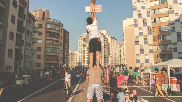 O trio planeja colocar novas placas na cidade em breve (Divulgação/Praia de Paulista)