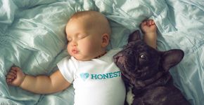 Mãe registra a amizade entre bebê e bulldog que nasceram no mesmo dia