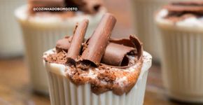 Trufa de ouro branco feito em copinhos dá charme à sua festa