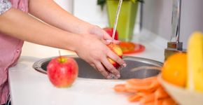 Estudo revela se lavar frutas é suficiente para eliminar pesticidas