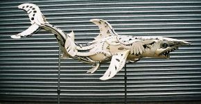Artista usa material reciclado para criar belas esculturas de animais