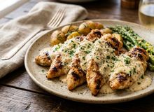 Featured side: Os cozinheiros concordam: “O frango grelhado não melhorou com um pouco de salsa, mas sim com 100 ml de leite e 100 ml de creme.”