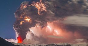 Fotógrafo captura cenas espetaculares de vulcão em erupção no Chile