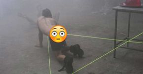Trupe de dança se apresenta com lasers saindo da bunda