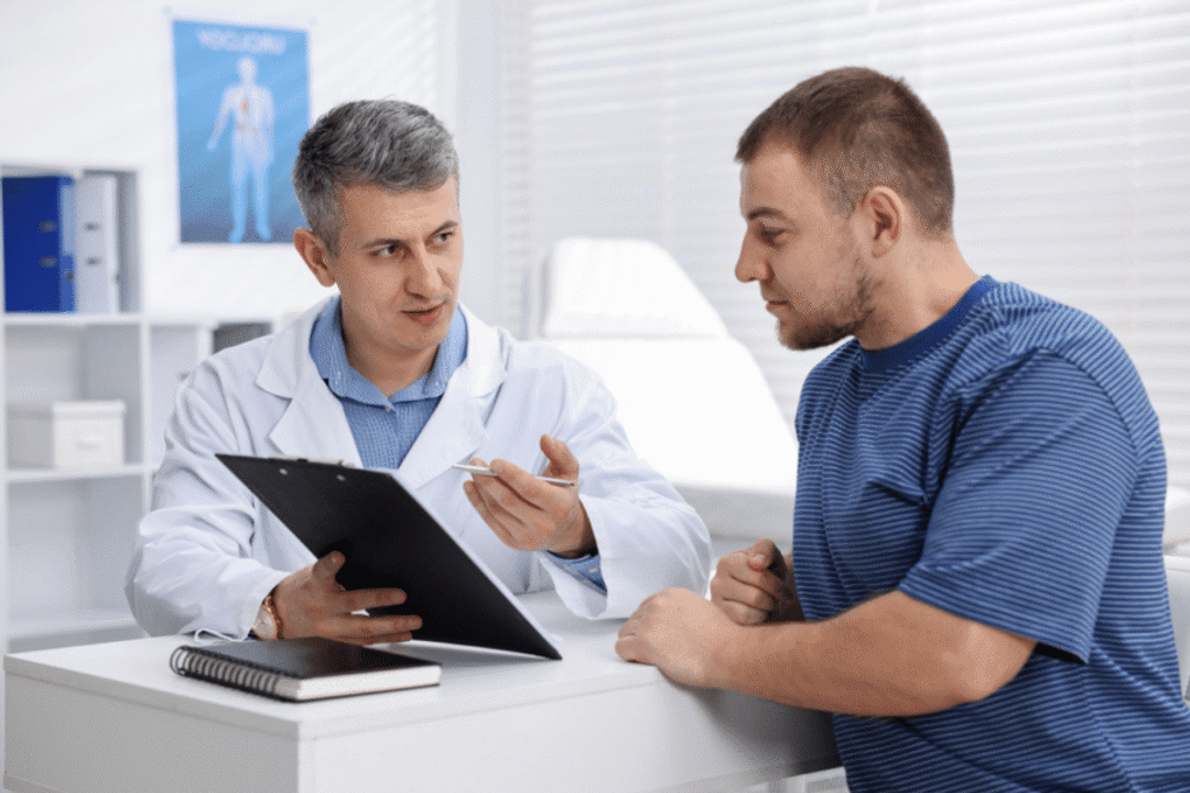 Consultas urológicas devem fazer parte do cuidado com a saúde masculina (Imagem: New Africa | Shutterstock)
