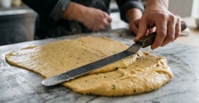 Panelle sicilianas: a farinha de grão-de-bico vira uma massa firme, é cortada em fatias e frita até ficar dourada e crocante